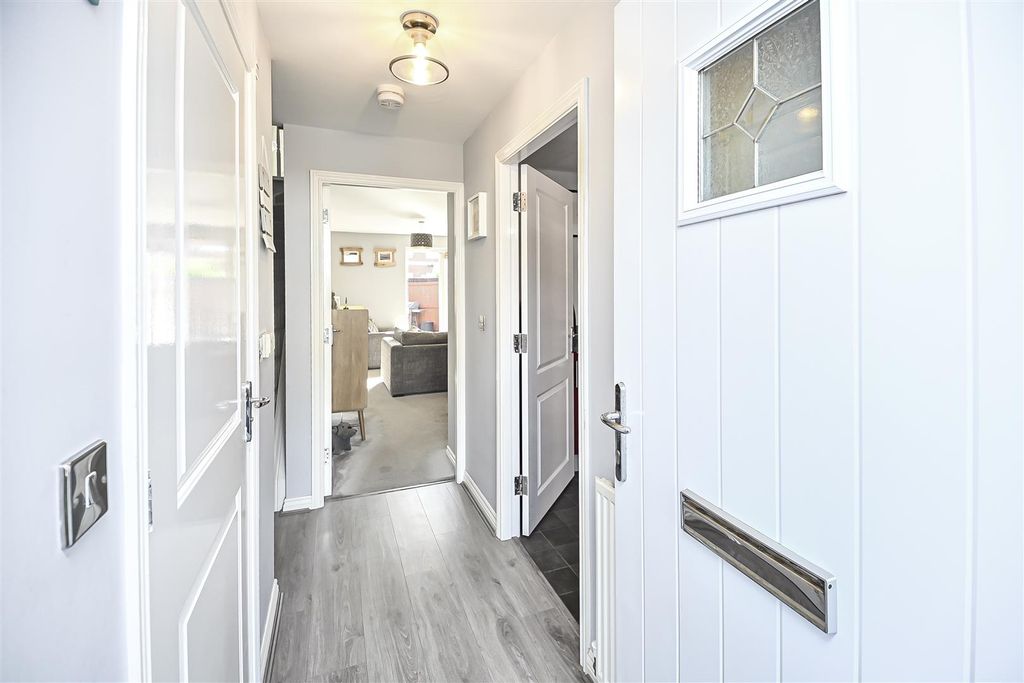 Property photo 2 of 31 56 Ledgard Avenue Entrance Hall.Jpg
