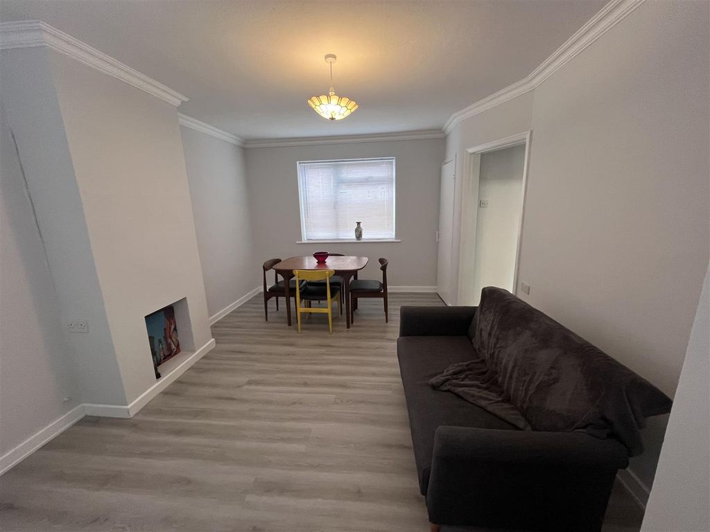 Property photo 2 of 10 Sitting Room