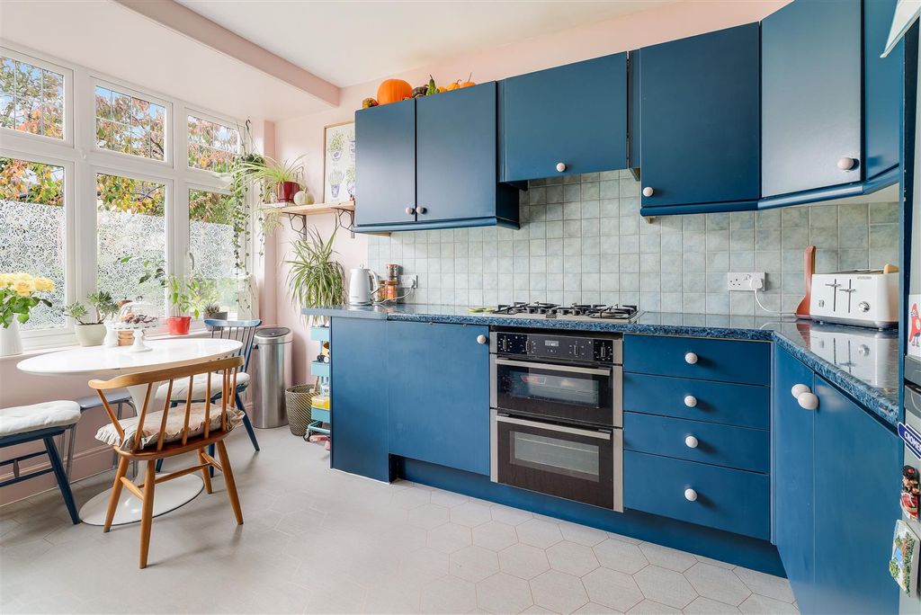 Property photo 3 of 22 Kitchen (2)