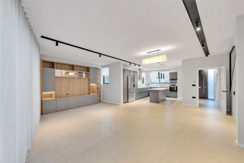 Property photo 3 of 18 Picture No. 04