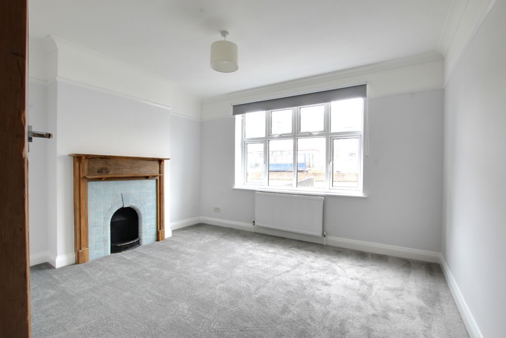 Property photo 3 of 10 3 Bed 1.Jpg