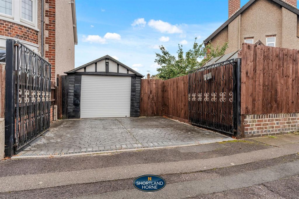 Property photo 3 of 29 Garage/Driveway