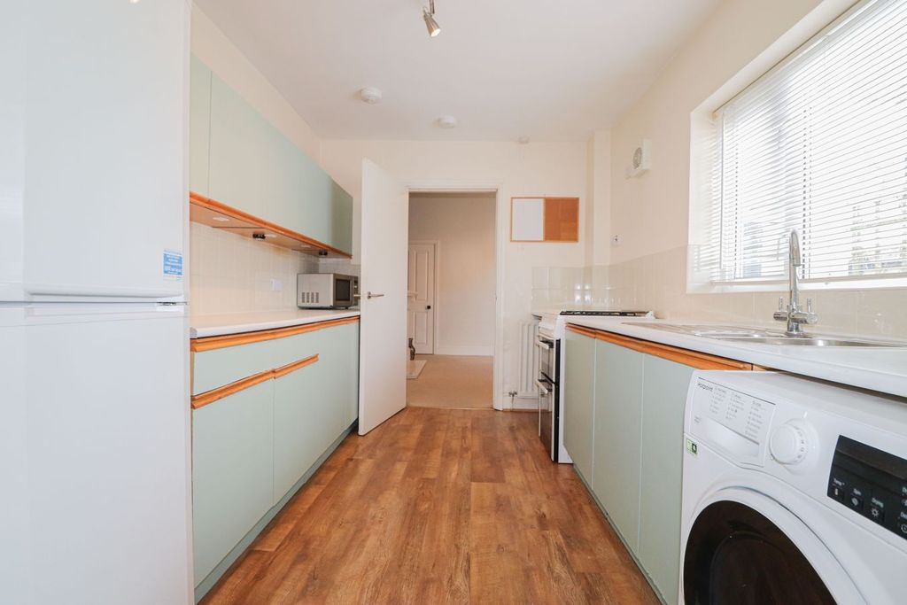 Property photo 3 of 17 Kitchen