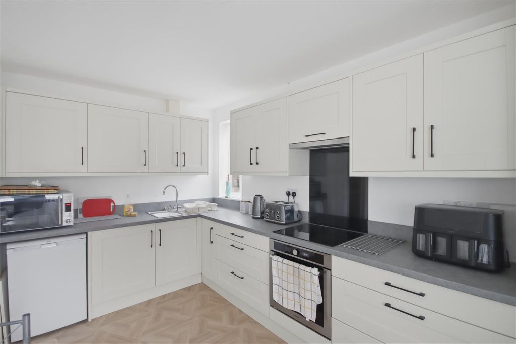 Property photo 2 of 21 Re-Fitted Breakfast Kitchen