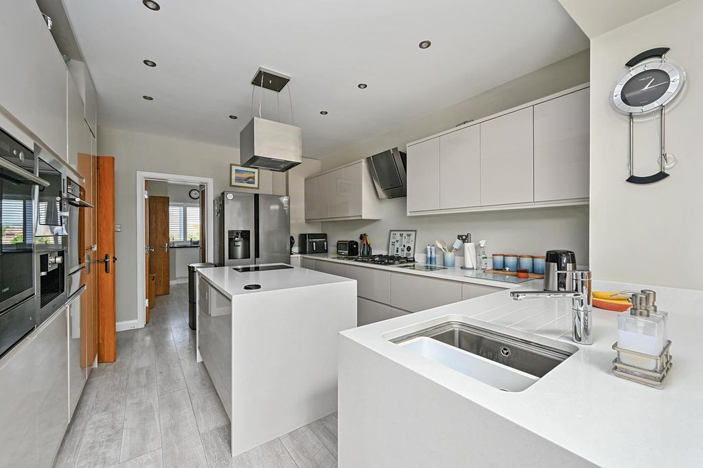 Property photo 3 of 34 3 Ponswood Road Tn389Bu (16).Jpg