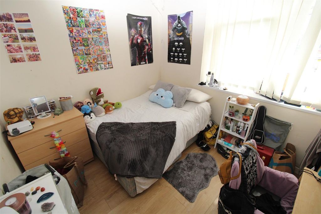 Property photo 1 of 6 Bright And Cozy Room With Ample Storage Space...