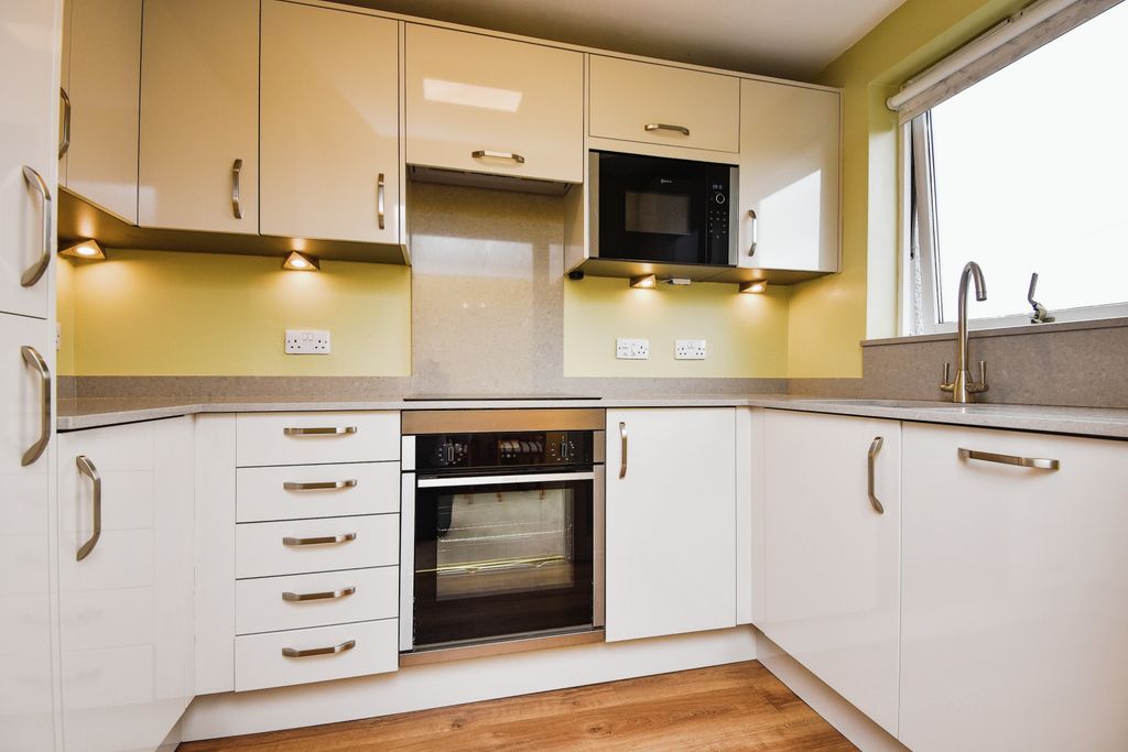 Property photo 3 of 16 Kitchen