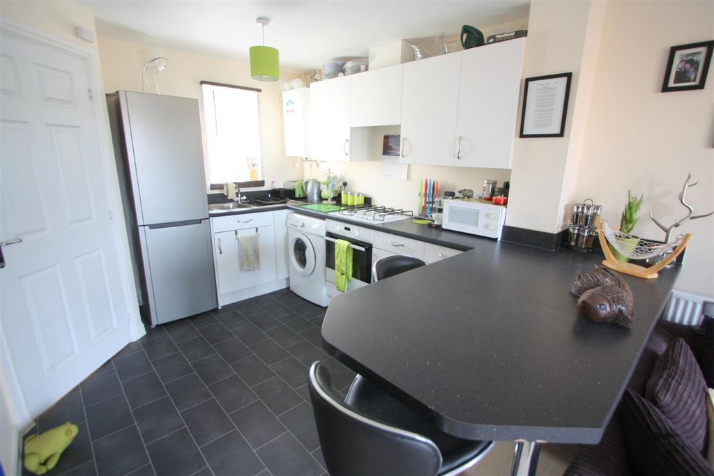 Property photo 3 of 8 25 Hyns An Vownder Kitchen