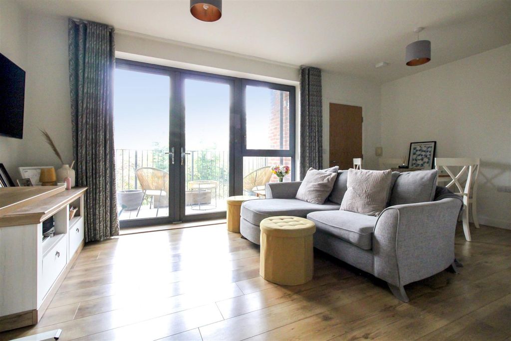 Property photo 2 of 14 Lounge