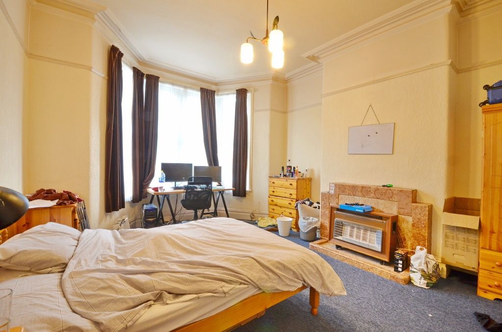 Property photo 2 of 10 Bright, Spacious Bedroom With A Bay Window Letting...