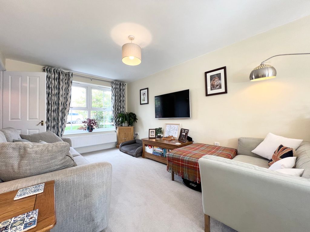 Property photo 3 of 18 Image00011