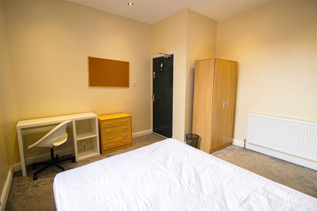 Property photo 3 of 8 Room 6