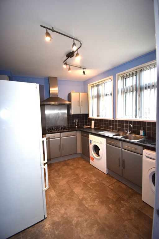 Property photo 1 of 12 Three Bedroom House Ideal For Working Families- £2400