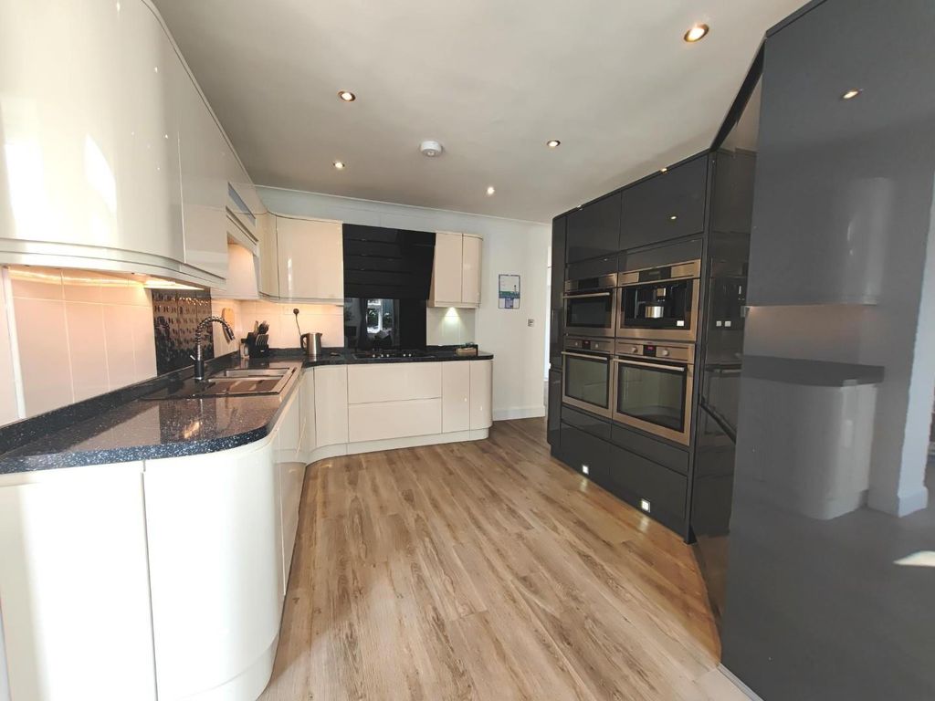 Property photo 3 of 20 1000001637.Jpg