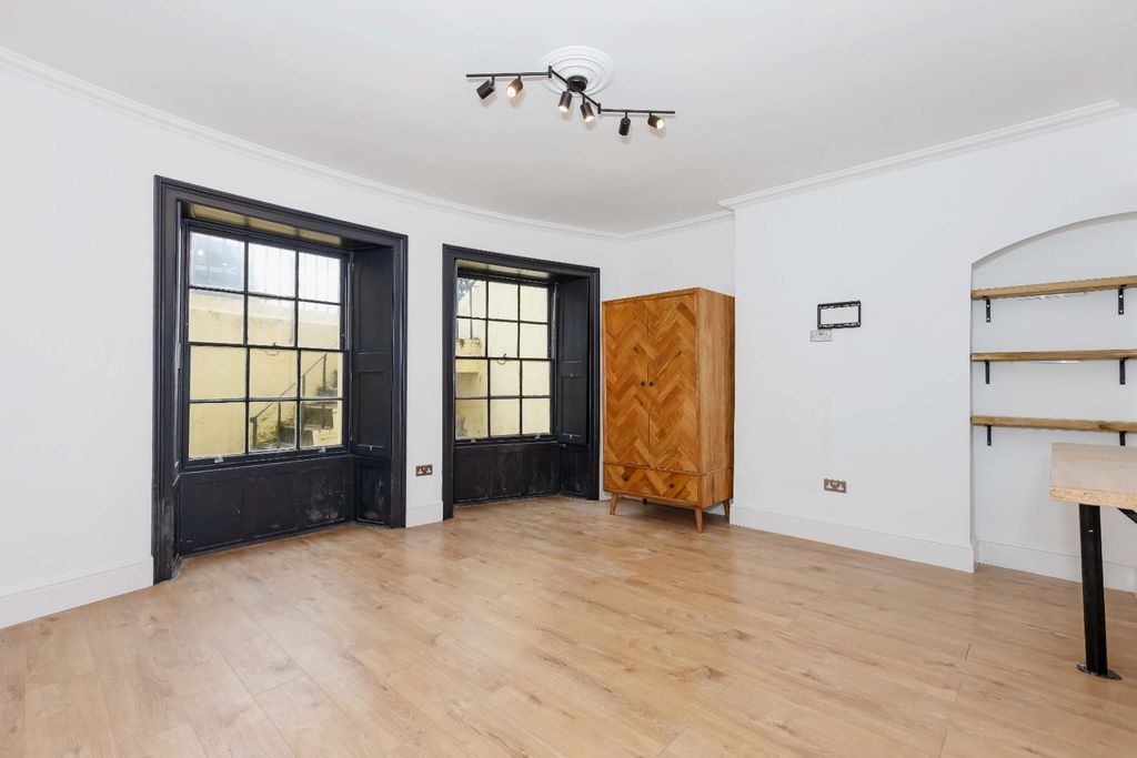 Property photo 2 of 18 Brunswick Sq.Jpg