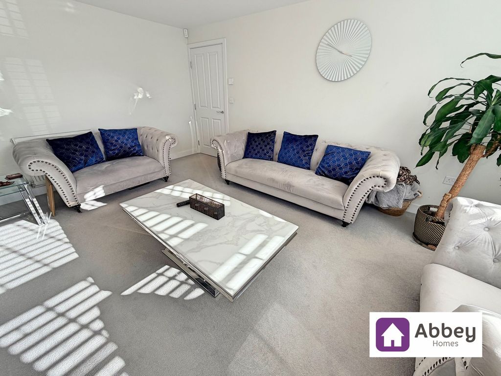 Property photo 3 of 17 Lounge