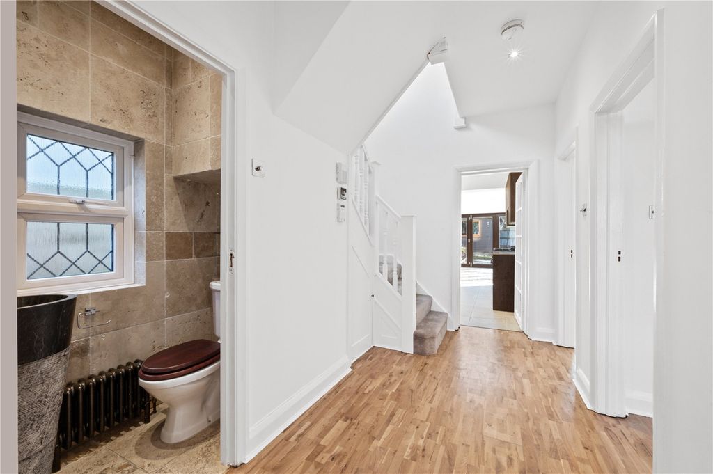 Property photo 2 of 22 Entrance Hall