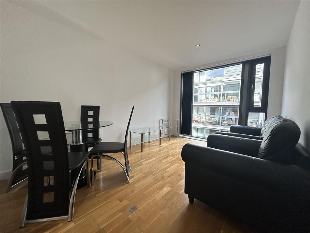 Property photo 2 of 12 Livingroom.Jpeg