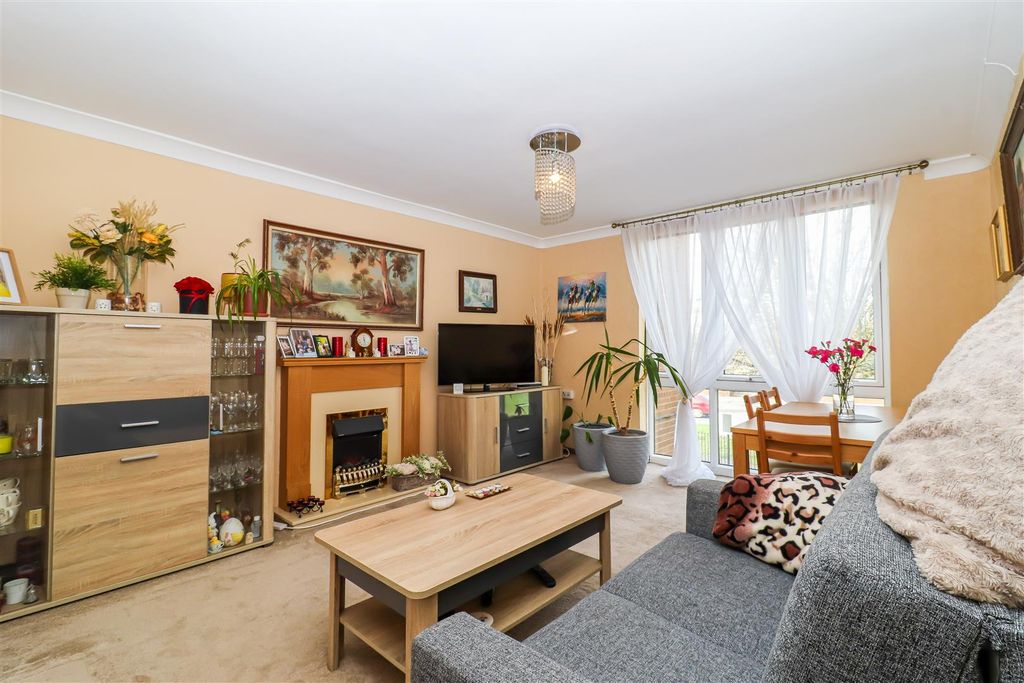 Property photo 2 of 7 Living Room