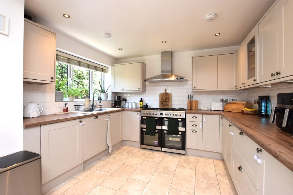 Property photo 3 of 12 Kitchen