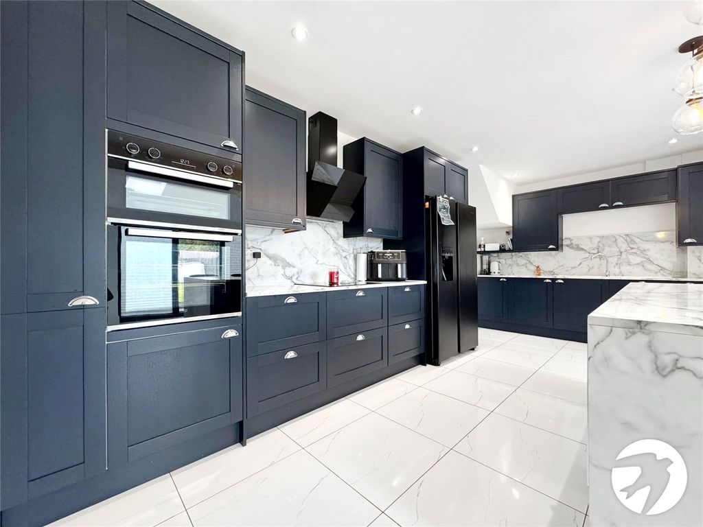 Property photo 3 of 21 Picture 3