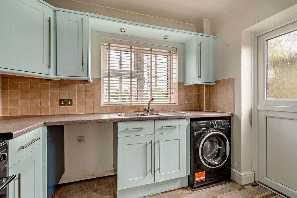 Property photo 3 of 17 8700224-Interior04-800.Jpg