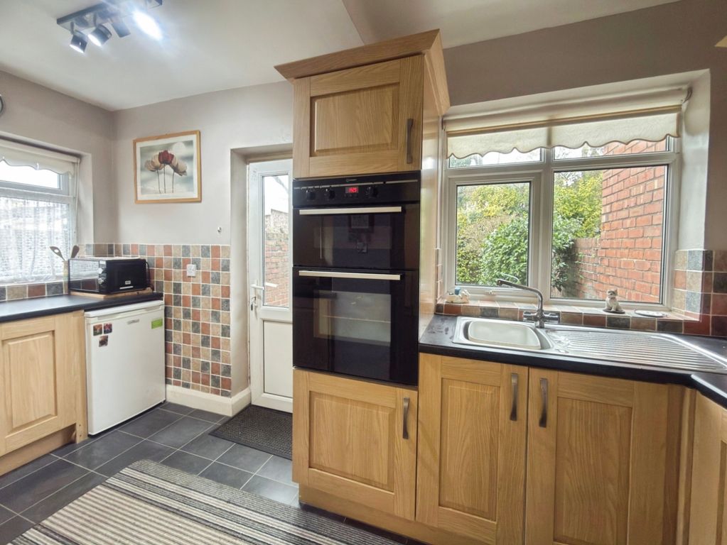 Property photo 3 of 19 Kitchen