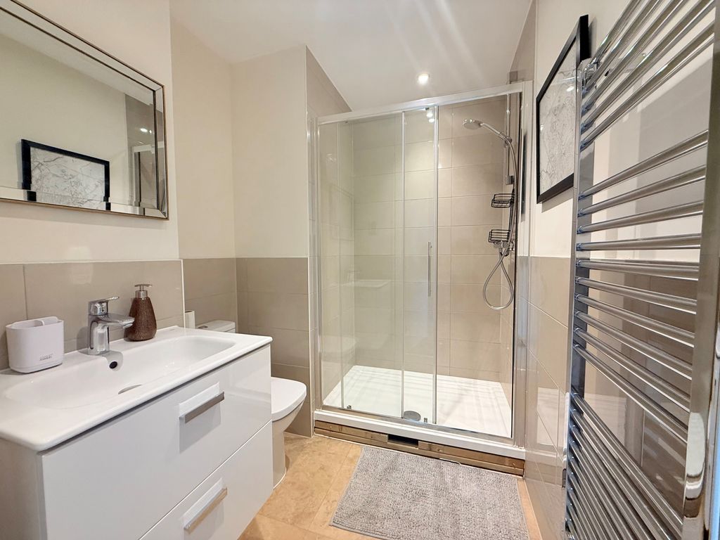 Property photo 2 of 9 En-Suite Bathroom