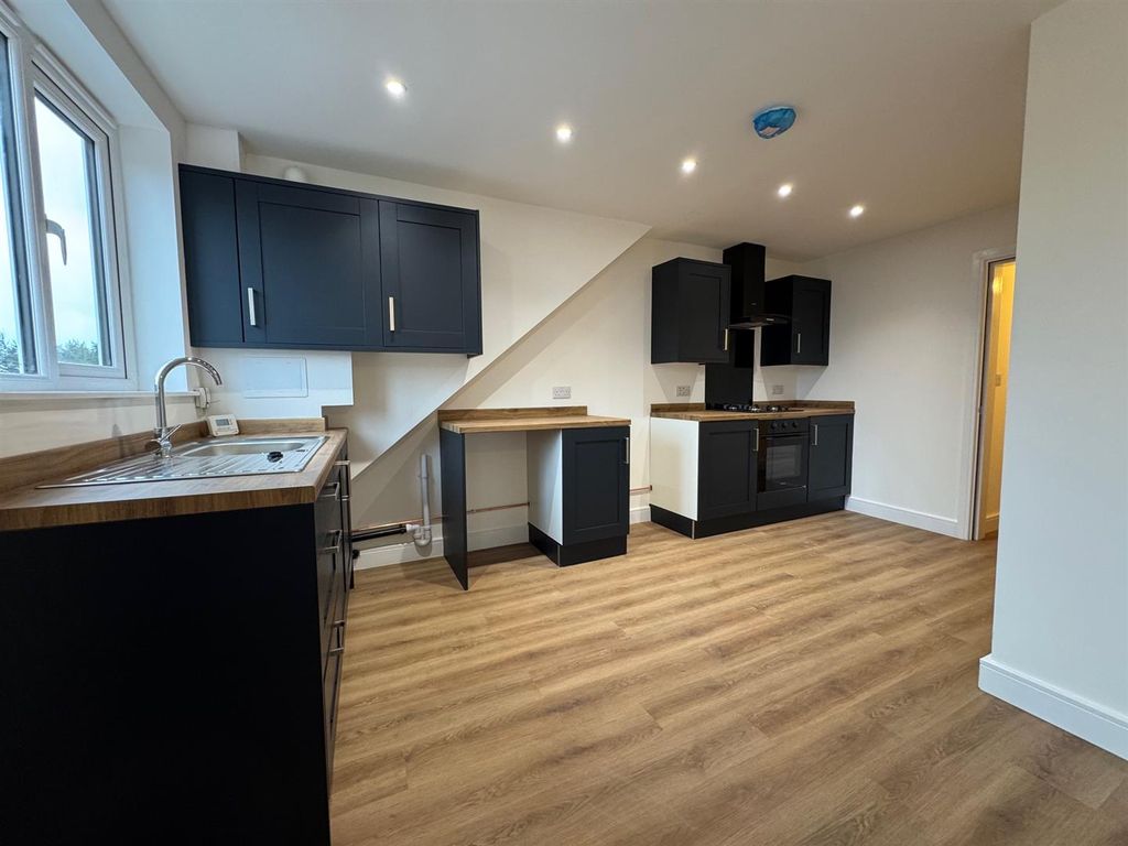 Property photo 3 of 12 Kitchen