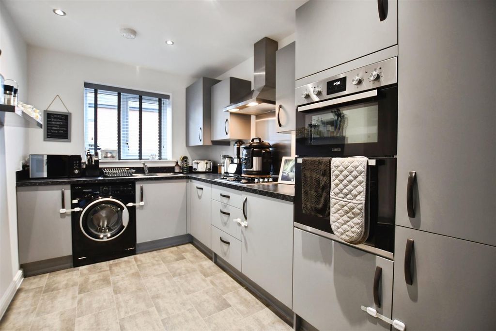 Property photo 2 of 21 Fitted Dining Kitchen / Day Room