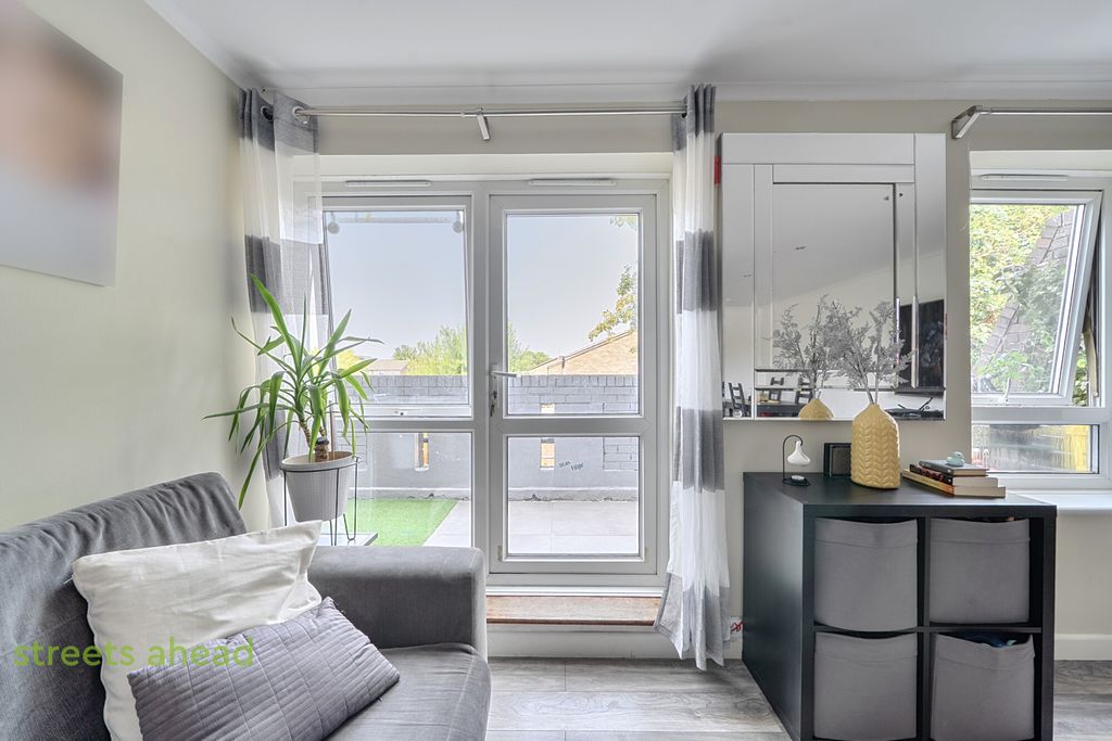 Property photo 3 of 16 6A856c36-12c2-4E5...