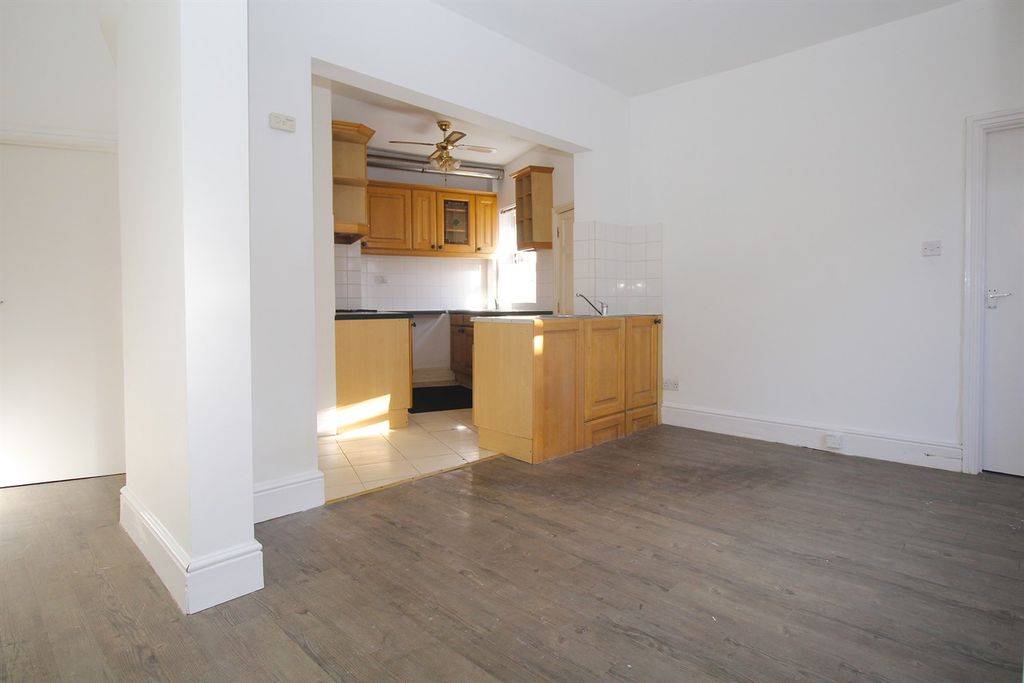 Property photo 3 of 32 Lounge / Kitchen