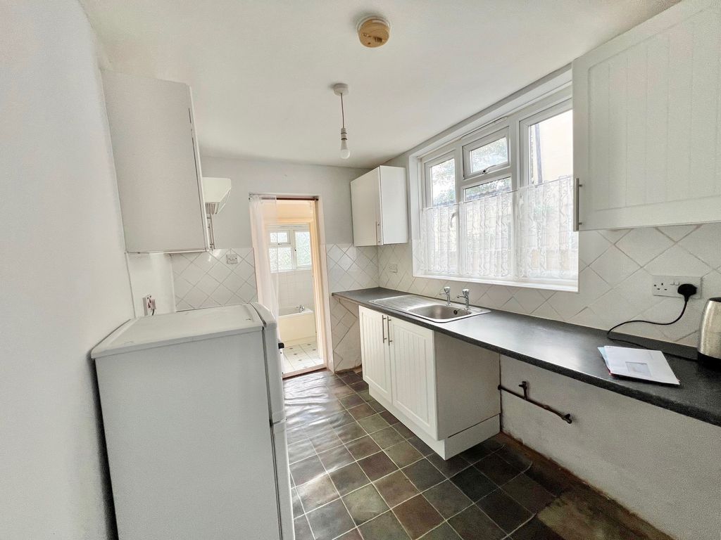 Property photo 3 of 8 Kitchen