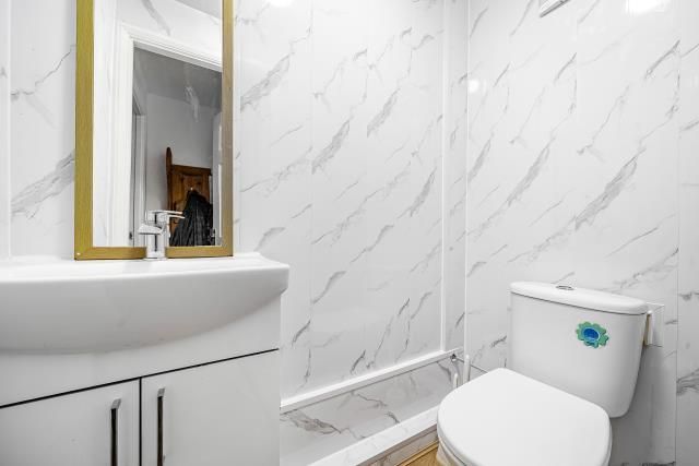 Property photo 2 of 9 Bathroom