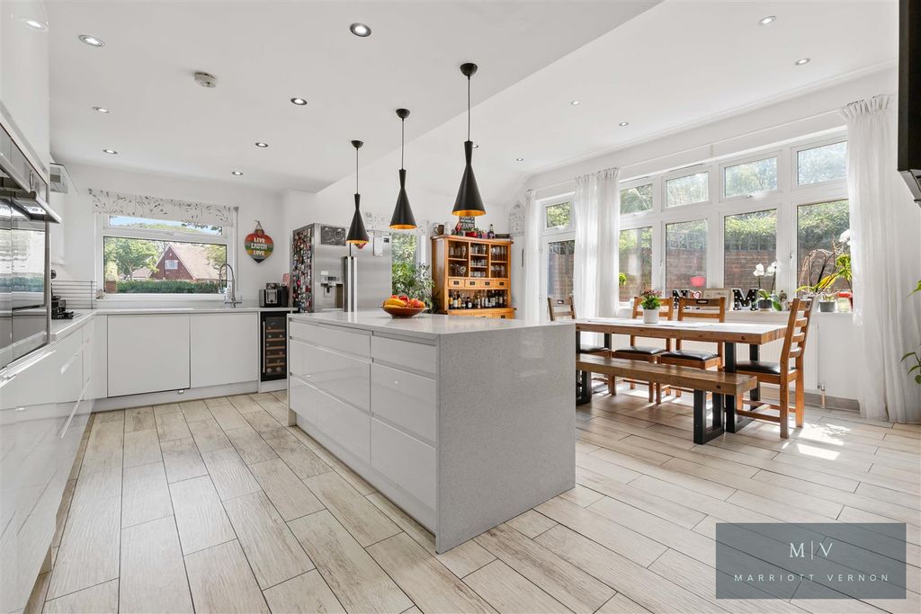 Property photo 2 of 25 Lyndhurst Close 1 MV-1.Jpg