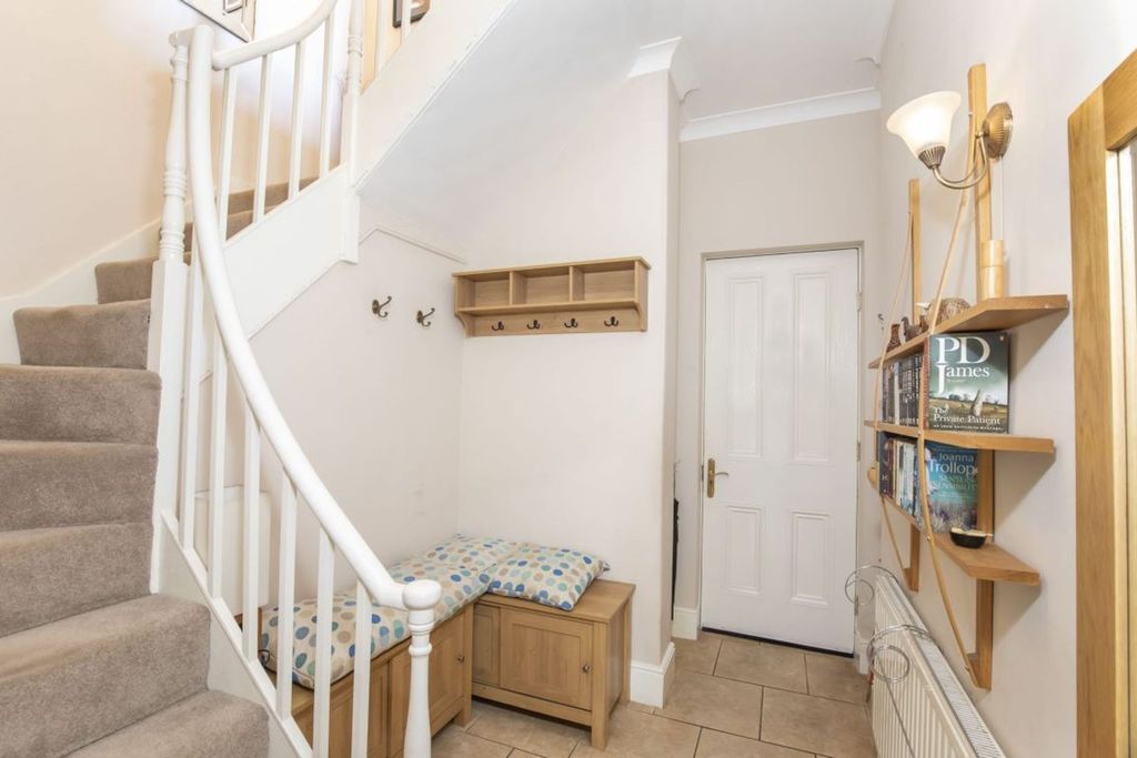Property photo 2 of 14 Entrance Hall