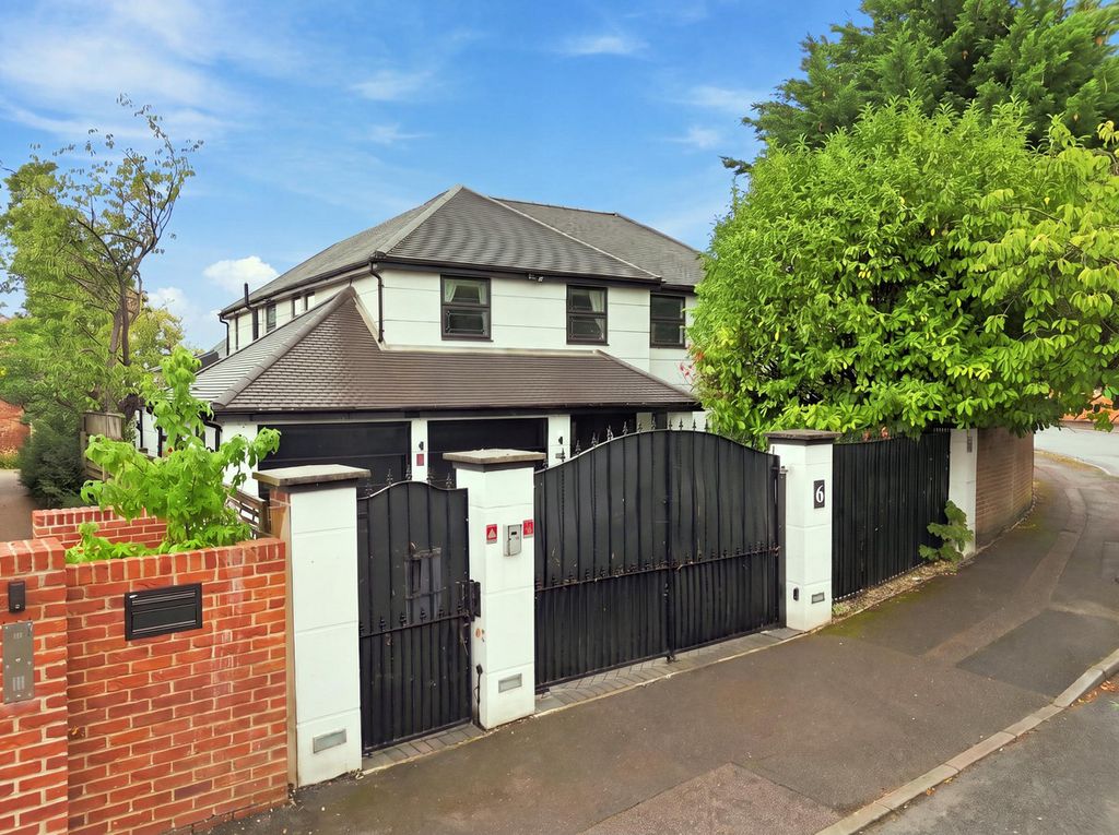 Property photo 2 of 32