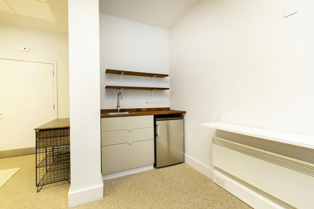 Property photo 3 of 21 82 Britannia Walk 12.Jpg