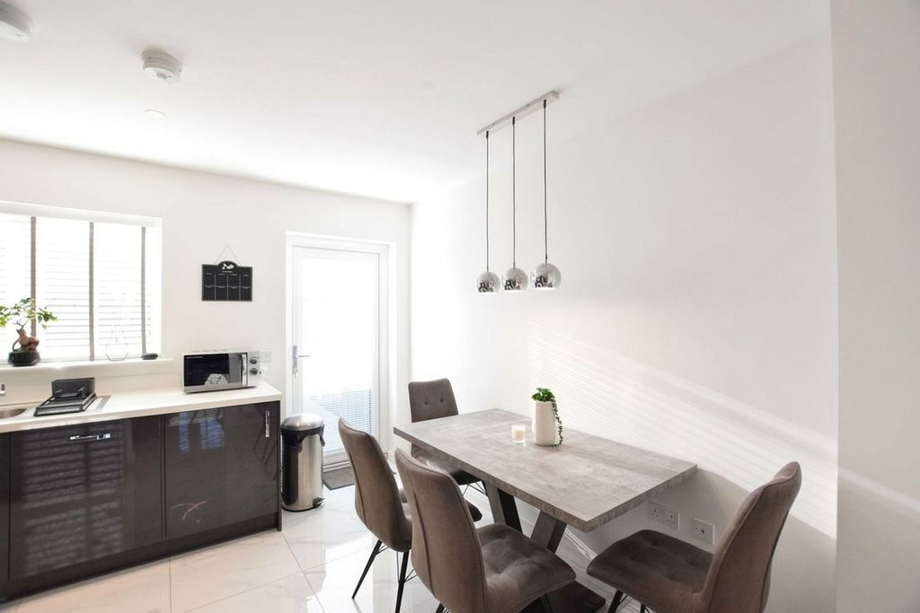 Property photo 3 of 14 Dining Kitchen