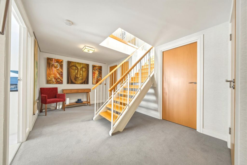 Property photo 2 of 15 Hallway