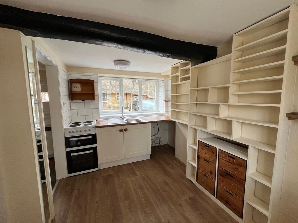 Property photo 3 of 10 Kitchen