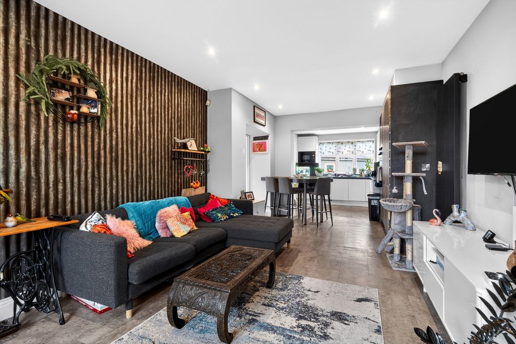 Property photo 3 of 22 Lounge