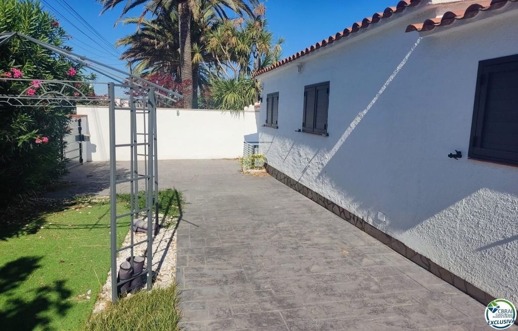 Property photo 1 of 22 Beautiful House With A Pool And A Guest Apartment.