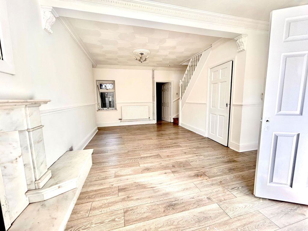 Property photo 3 of 10 Lounge