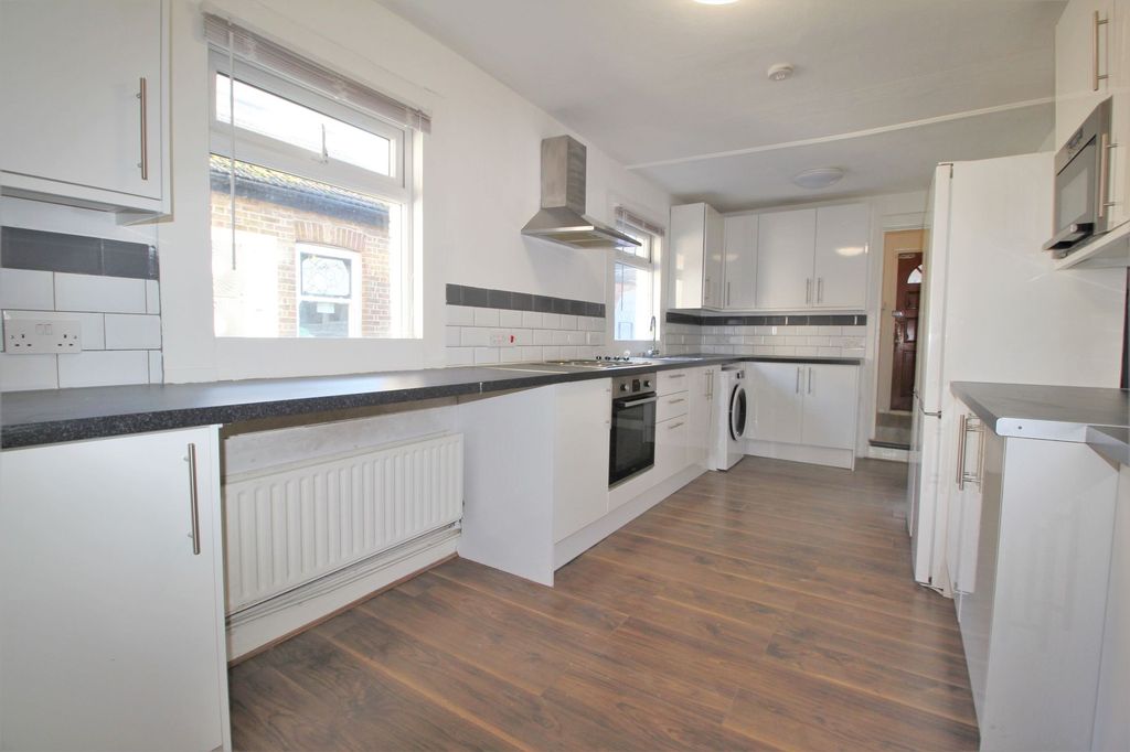 Property photo 3 of 10 Kitchen