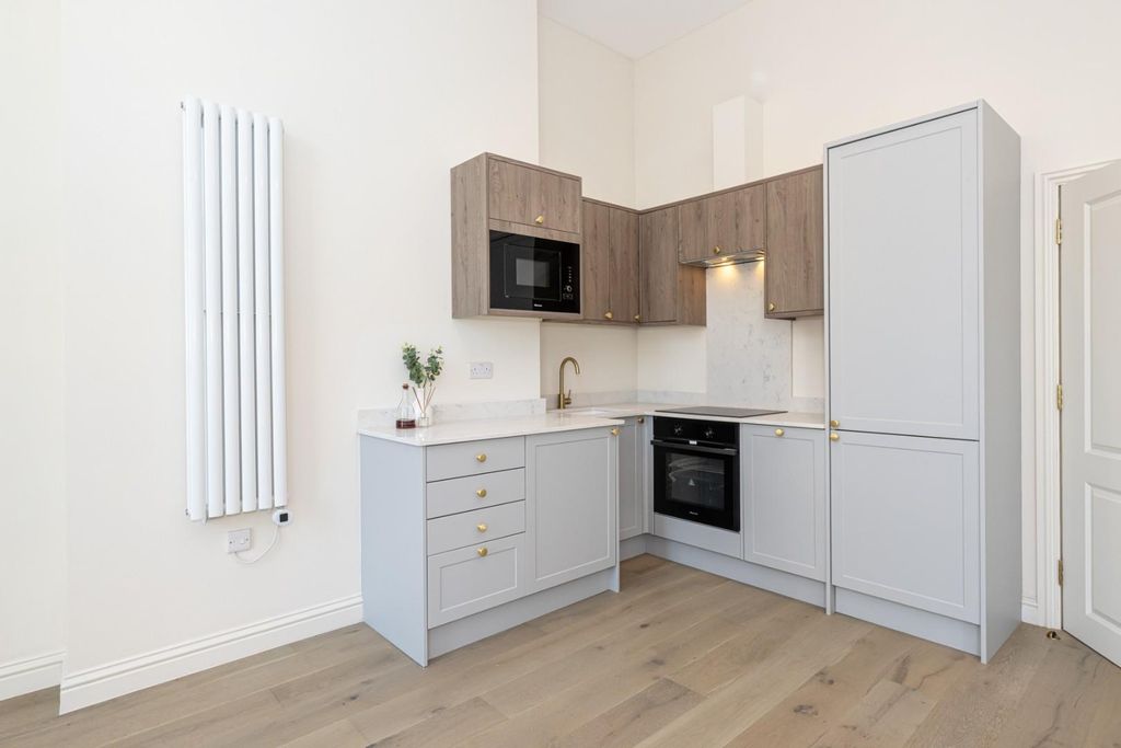 Property photo 3 of 9 Kilburn High Road 183A-007 Lr.Jpg