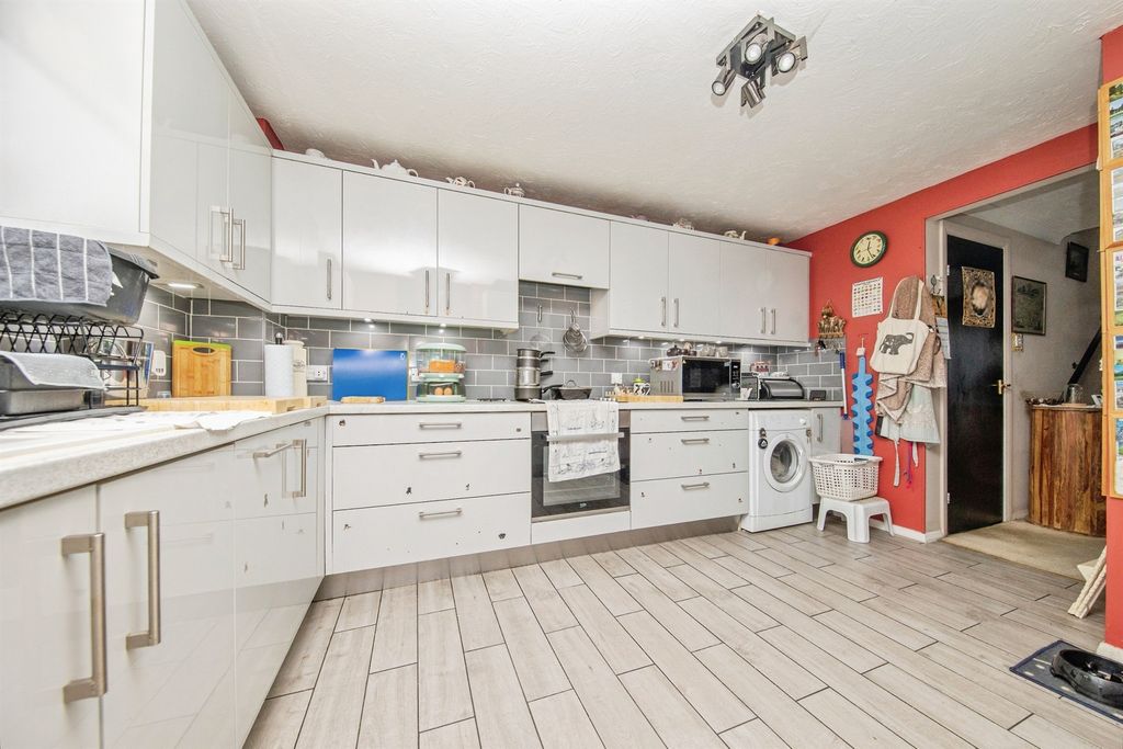 Property photo 2 of 20