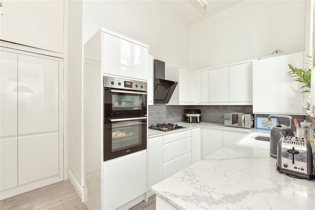 Property photo 3 of 10 Kitchen