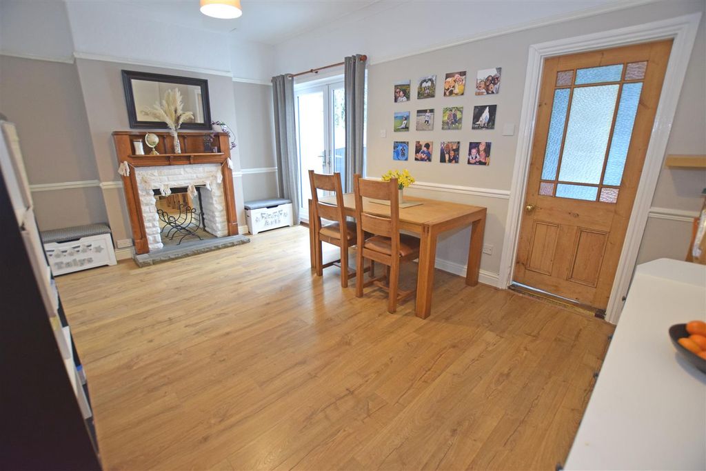 Property photo 3 of 11 Middle Room.Jpg