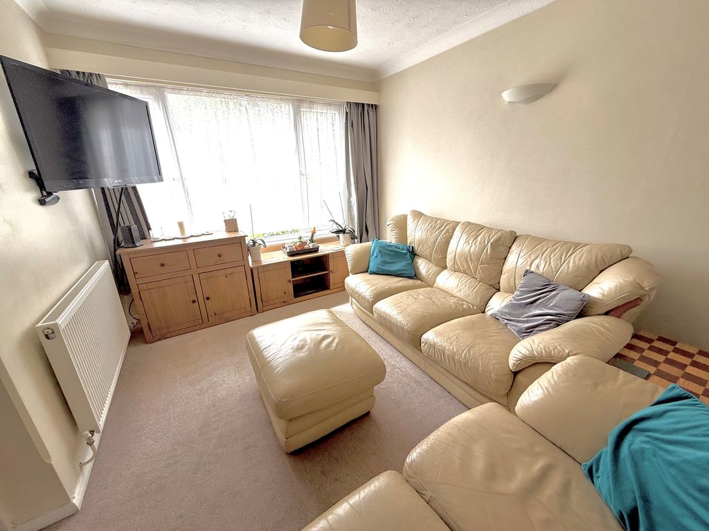 Property photo 2 of 14 6 Eastergate Green Lounge